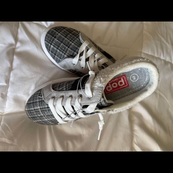 Women's Size 9 Slip on sneaker - White fur trim and plaid design.
**NEW** - Picture 6 of 7